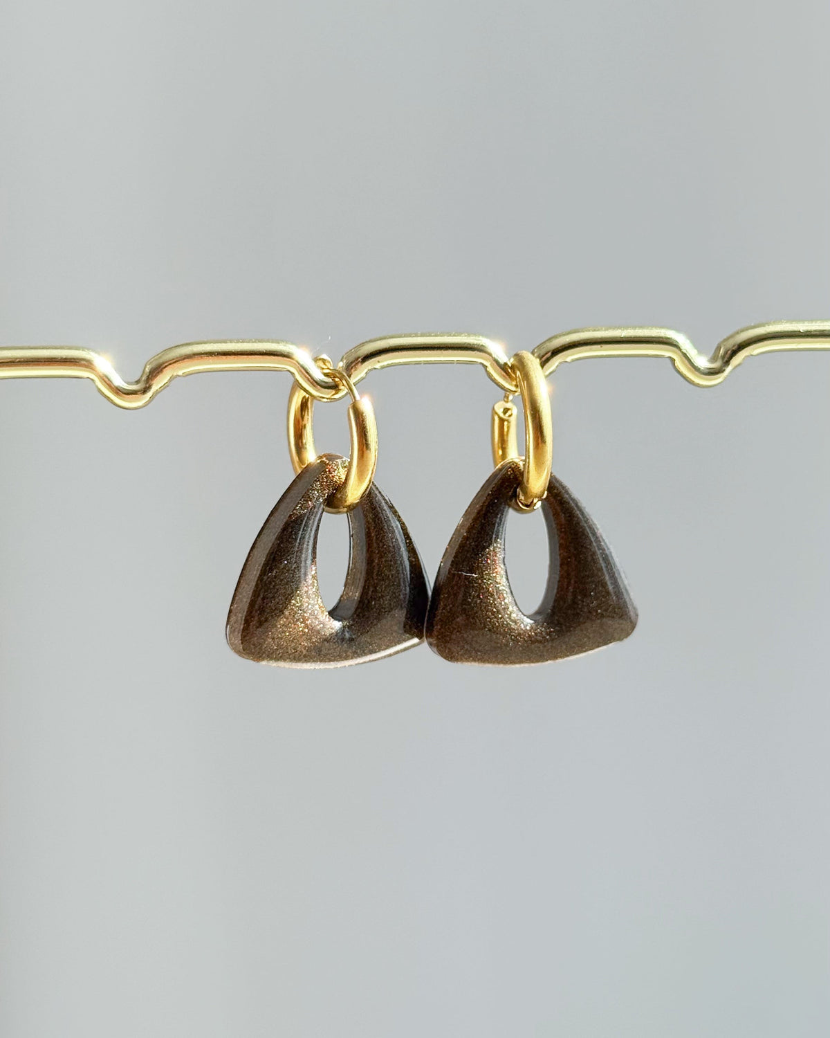 Créoles triangles - marron nacré