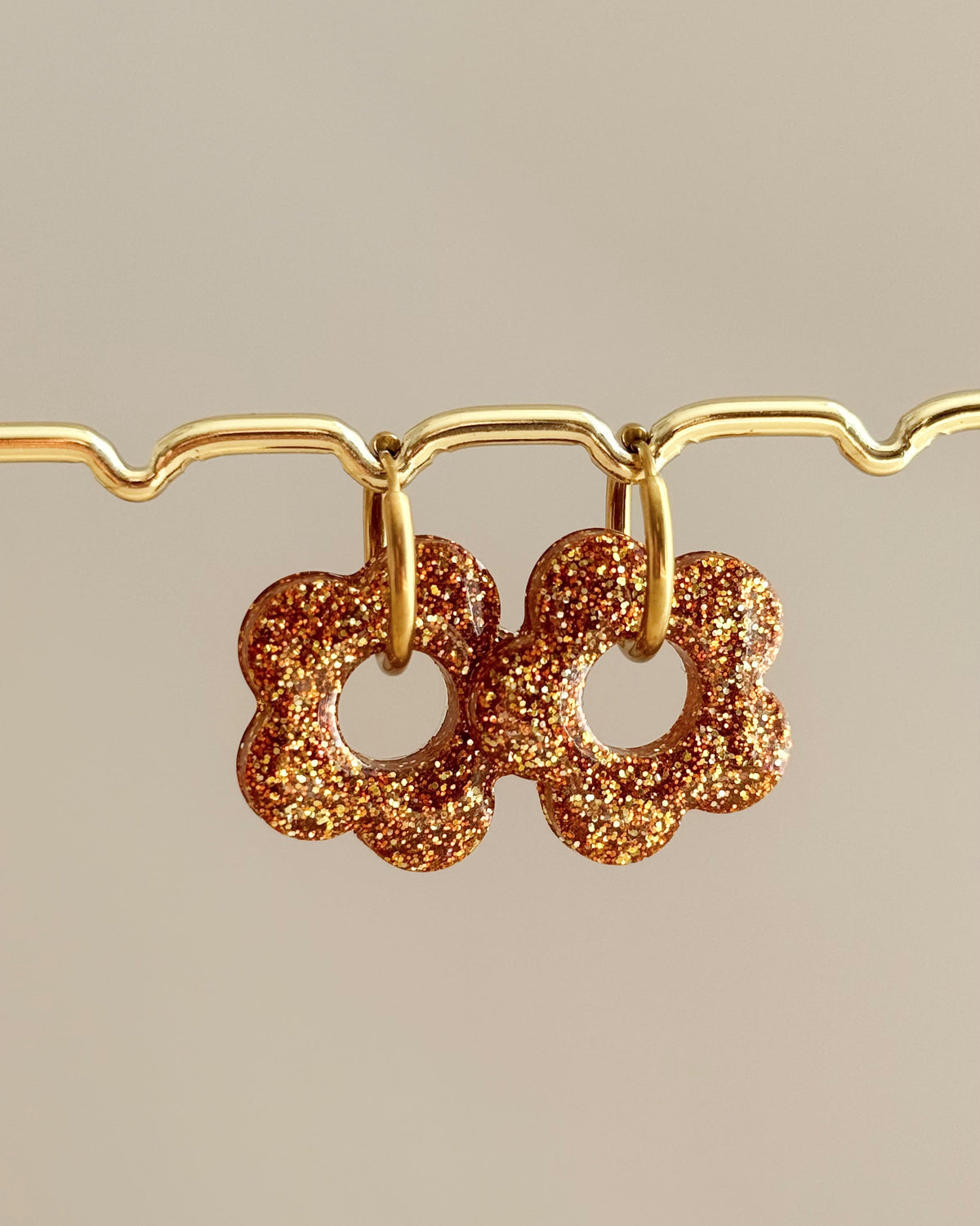 Créoles fleurs 25 mm - orange mini paillettes