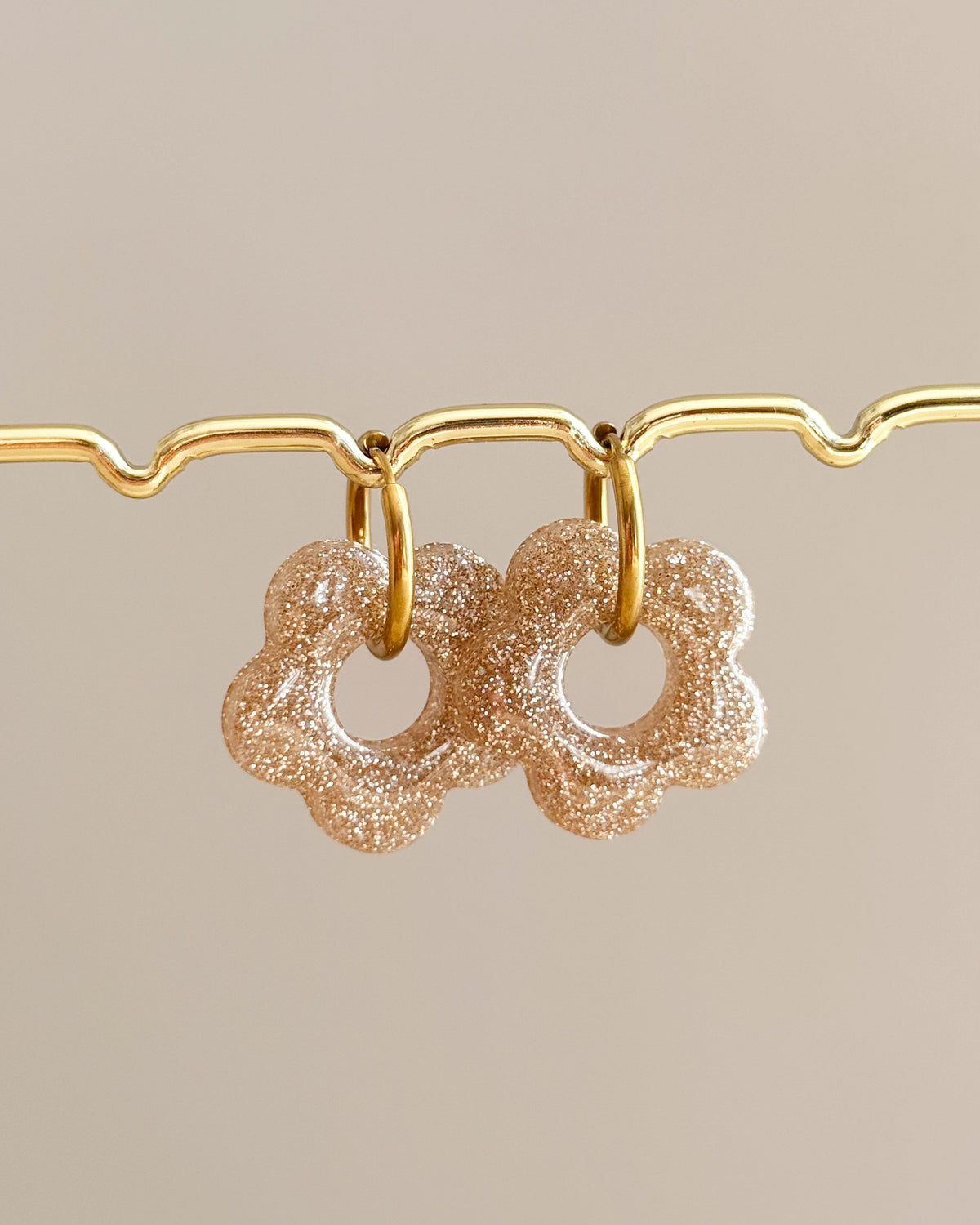 Créoles fleurs 25 mm - champagne fines paillettes