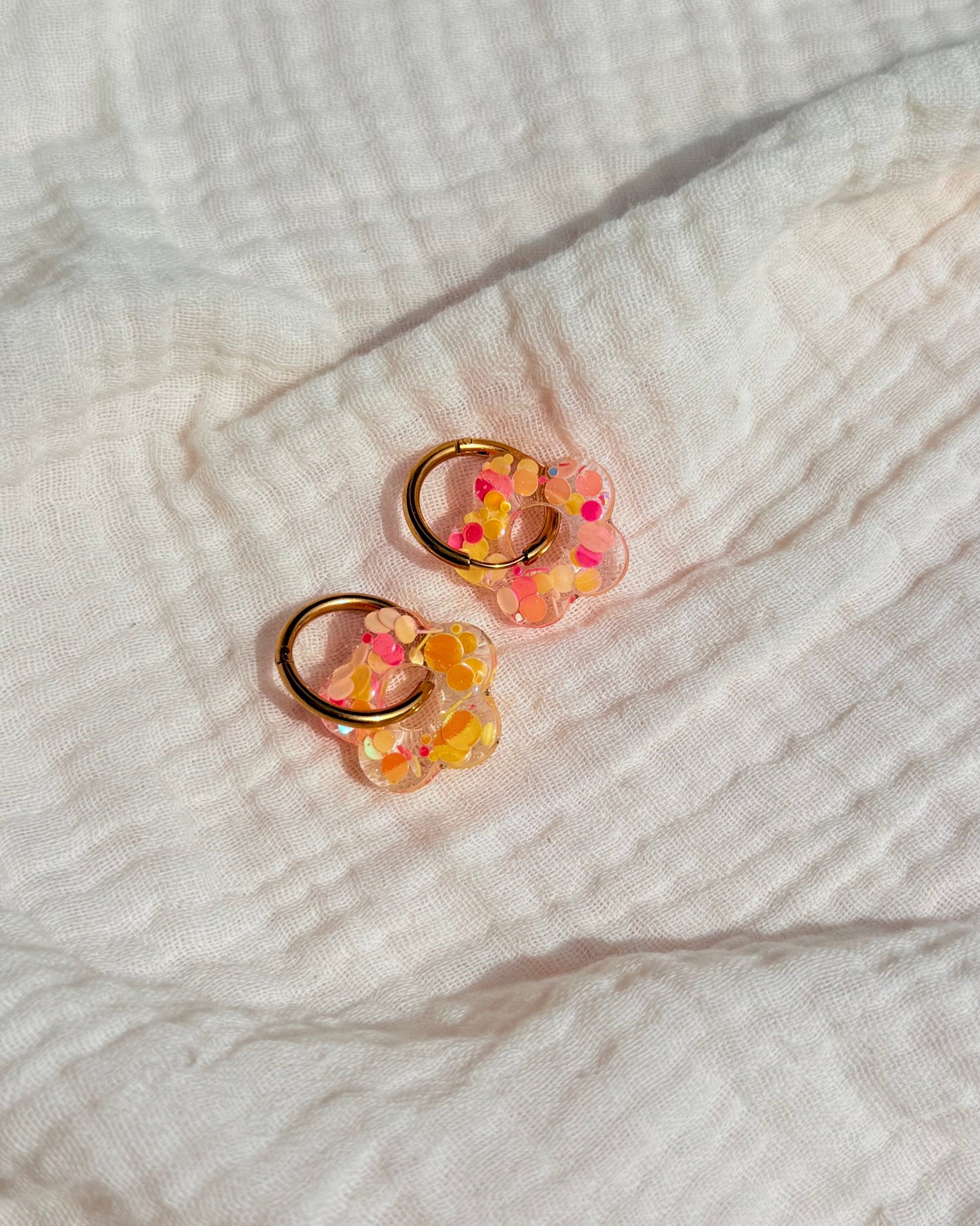 Créoles MOYENNES fleurs - rouge pop