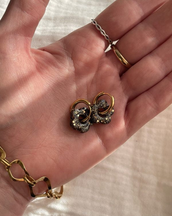 Créoles petites fleurs - noir doré