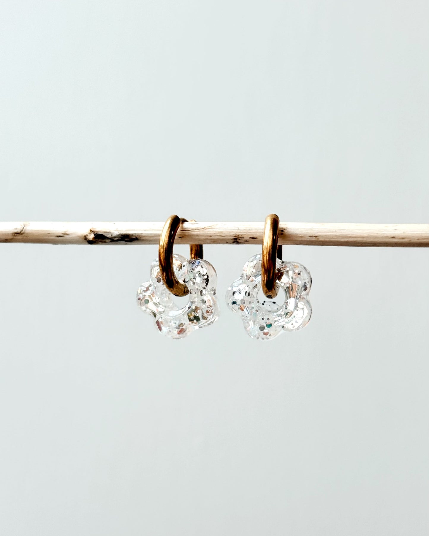 Créoles petites fleurs - blanc polaire