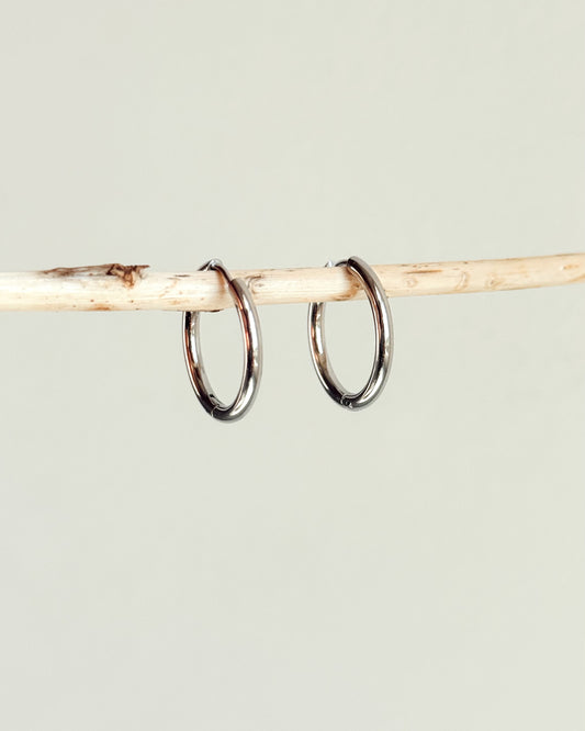 Créoles argentées seules