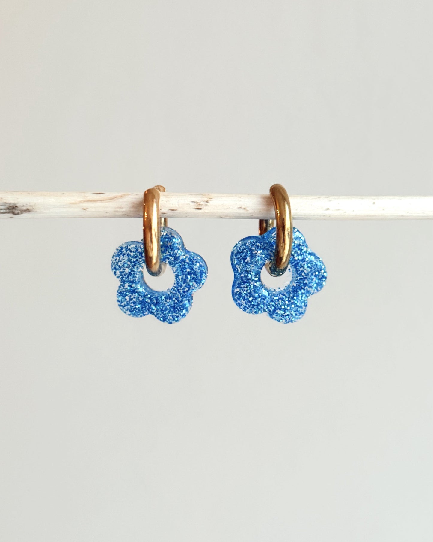 Créoles petites fleurs - bleu fin