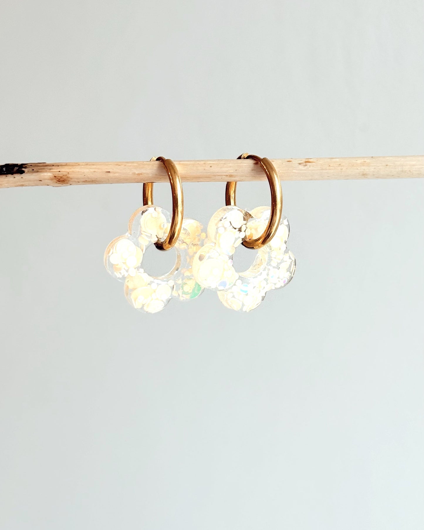 Créoles MOYENNES fleurs - beige pop