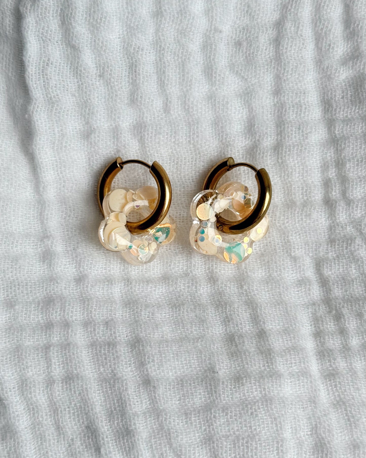 Créoles petites fleurs - beige pop