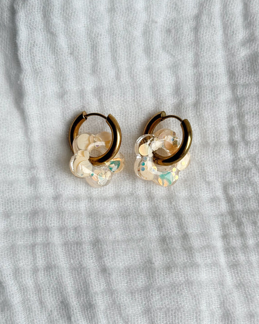 Créoles petites fleurs - beige pop