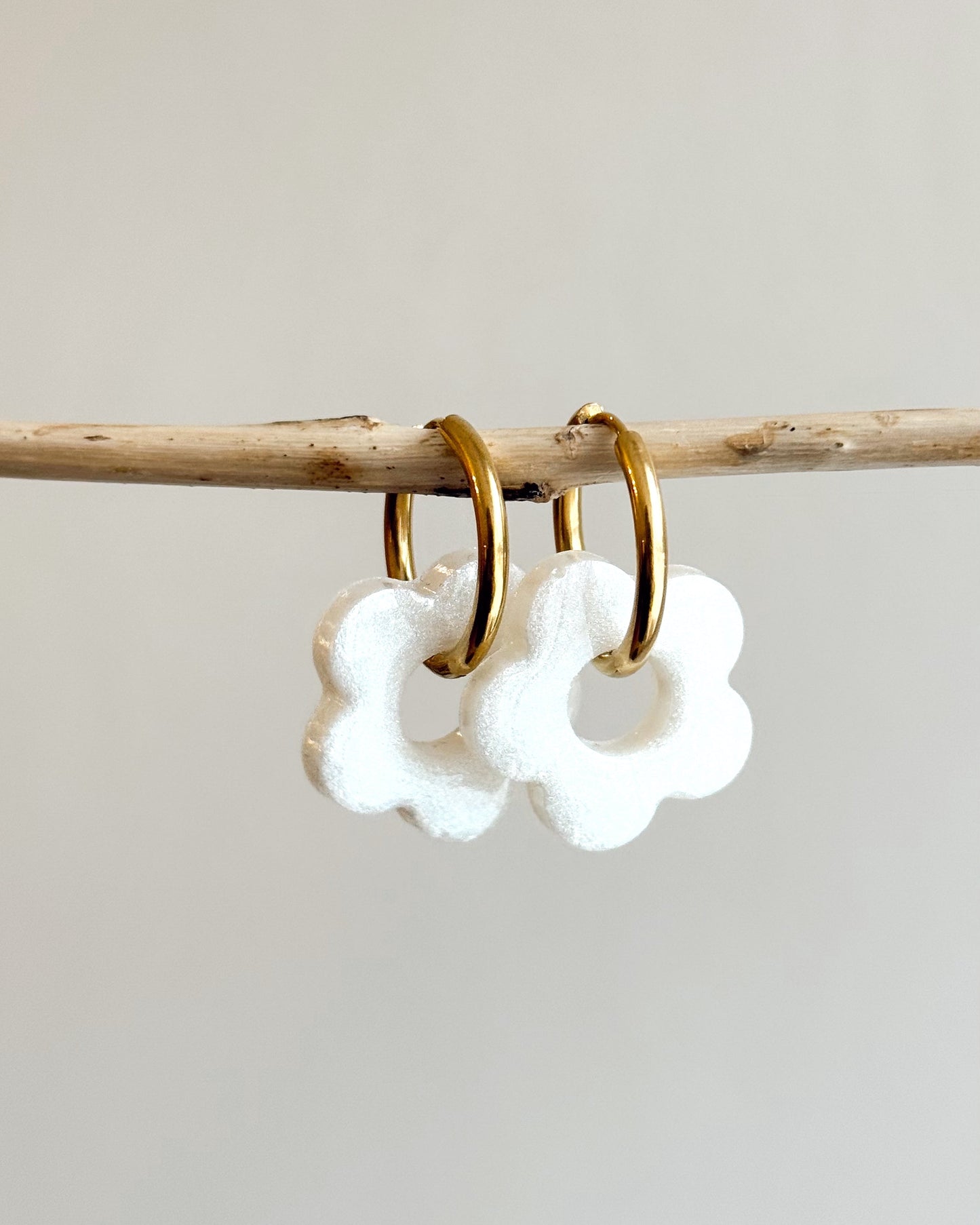 Créoles MOYENNES fleurs - blanche nacrée