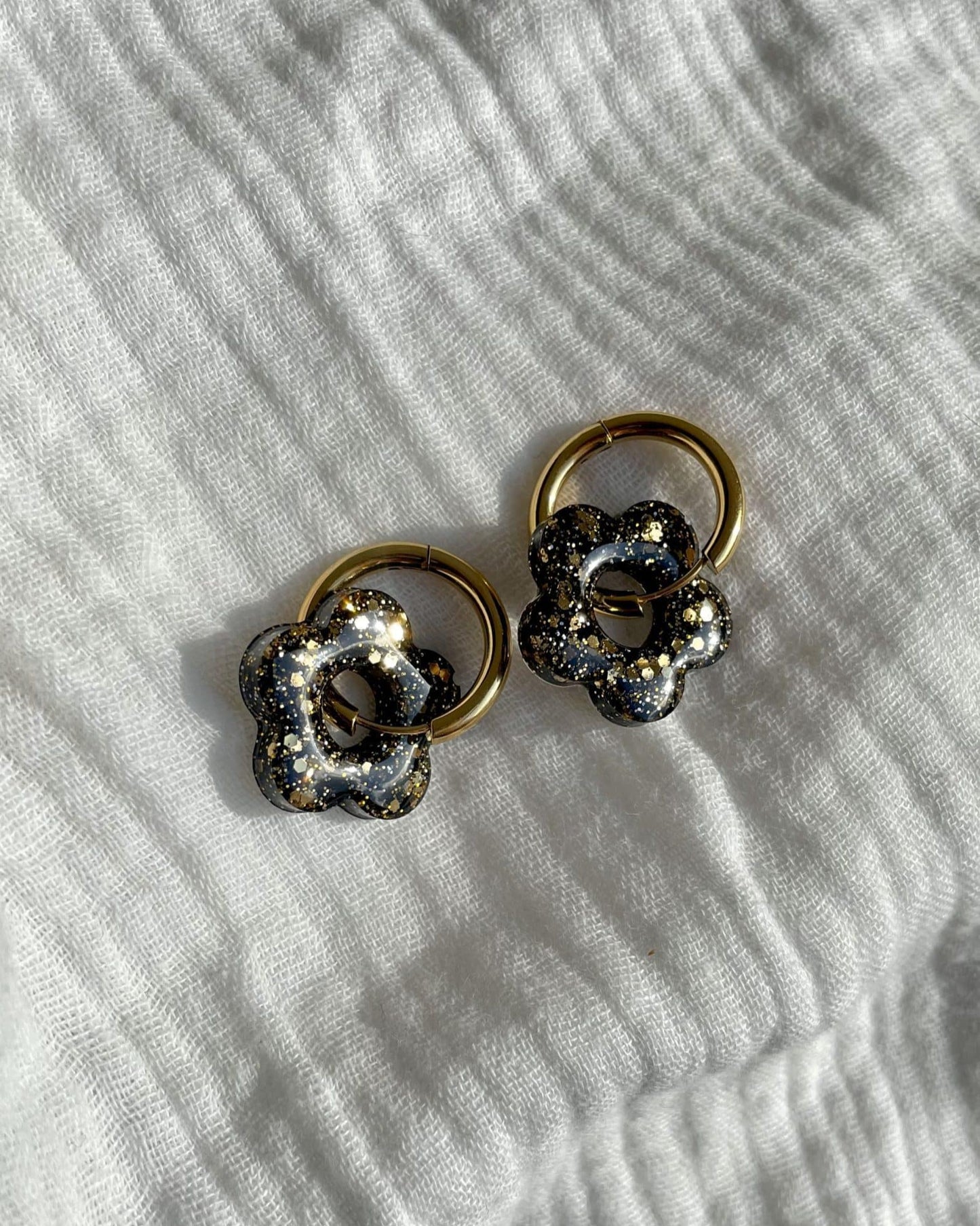 Créoles MOYENNES fleurs - noir doré