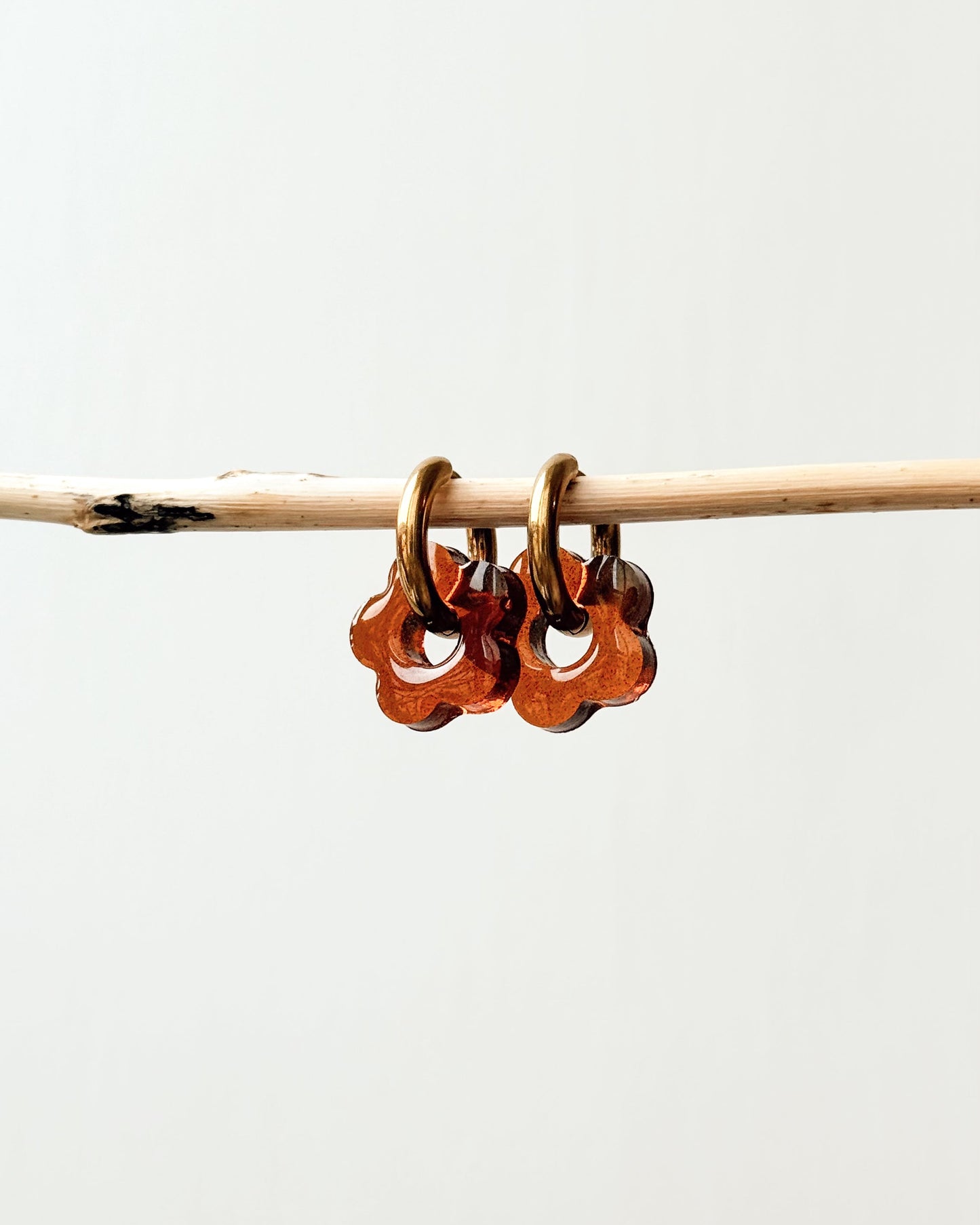 Créoles petites fleurs - marron glacé