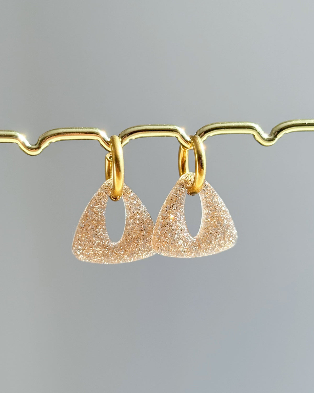 Créoles triangles - champagne fines paillettes