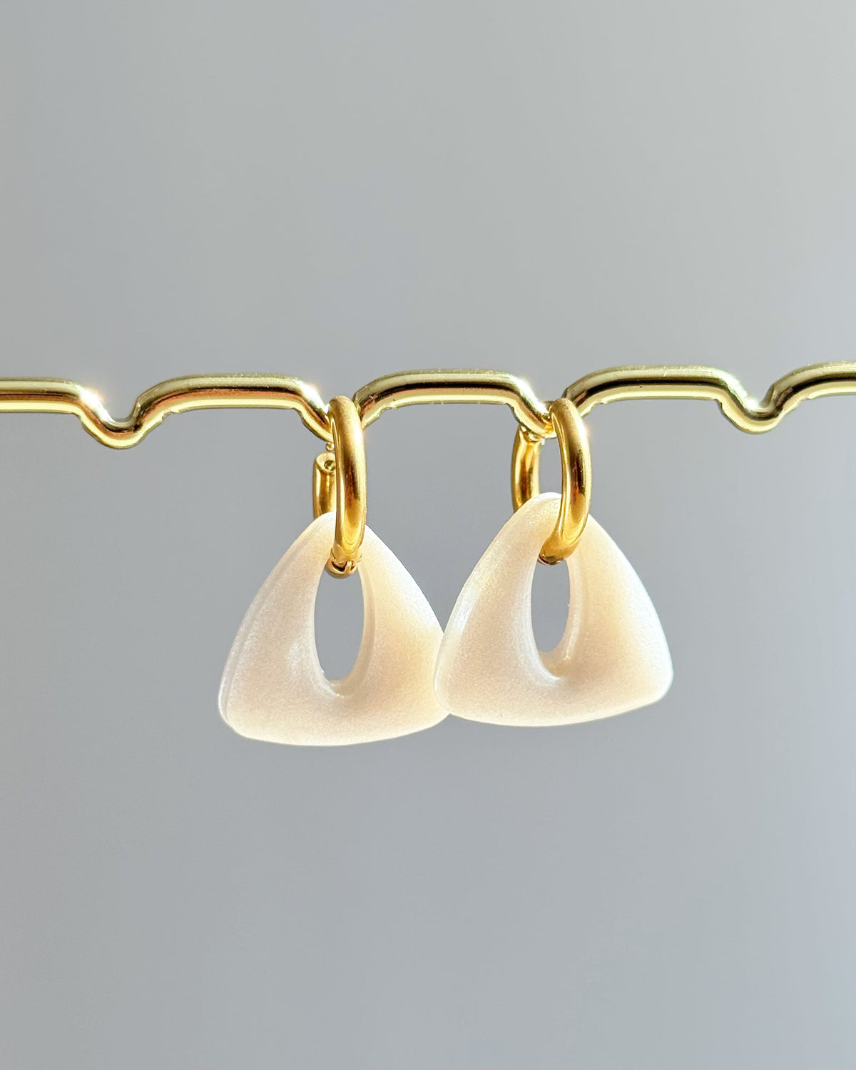 Créoles triangles - blanc nacré