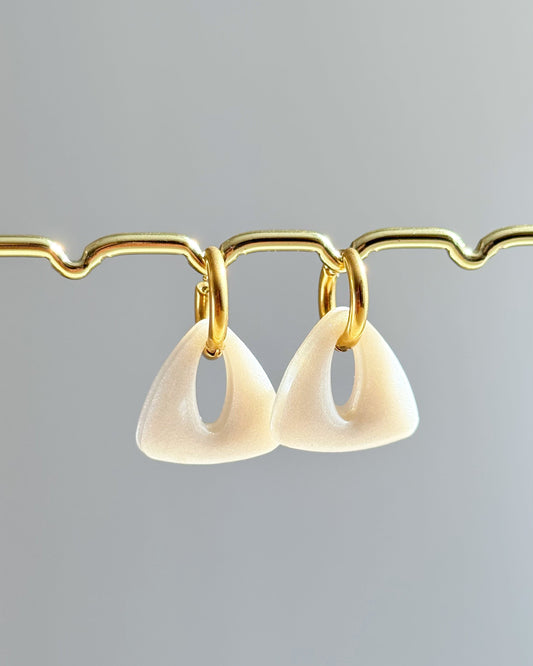 Créoles triangles - blanc nacré
