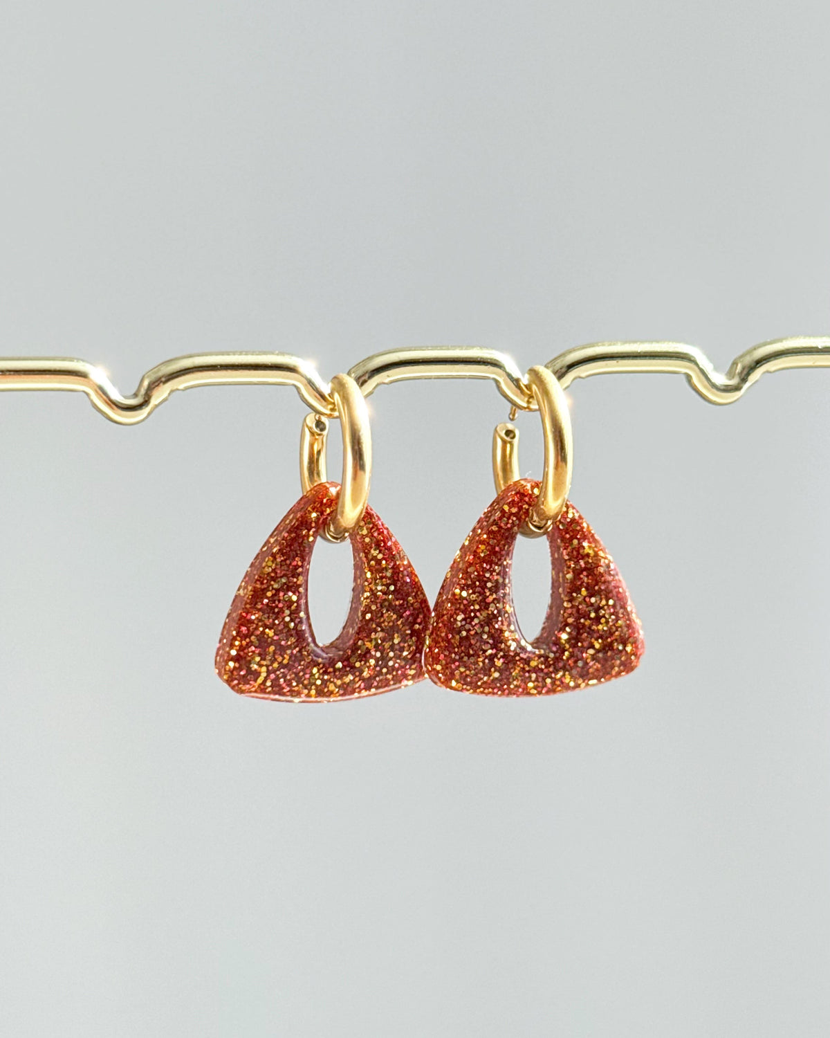 Créoles triangles - orange mini paillettes