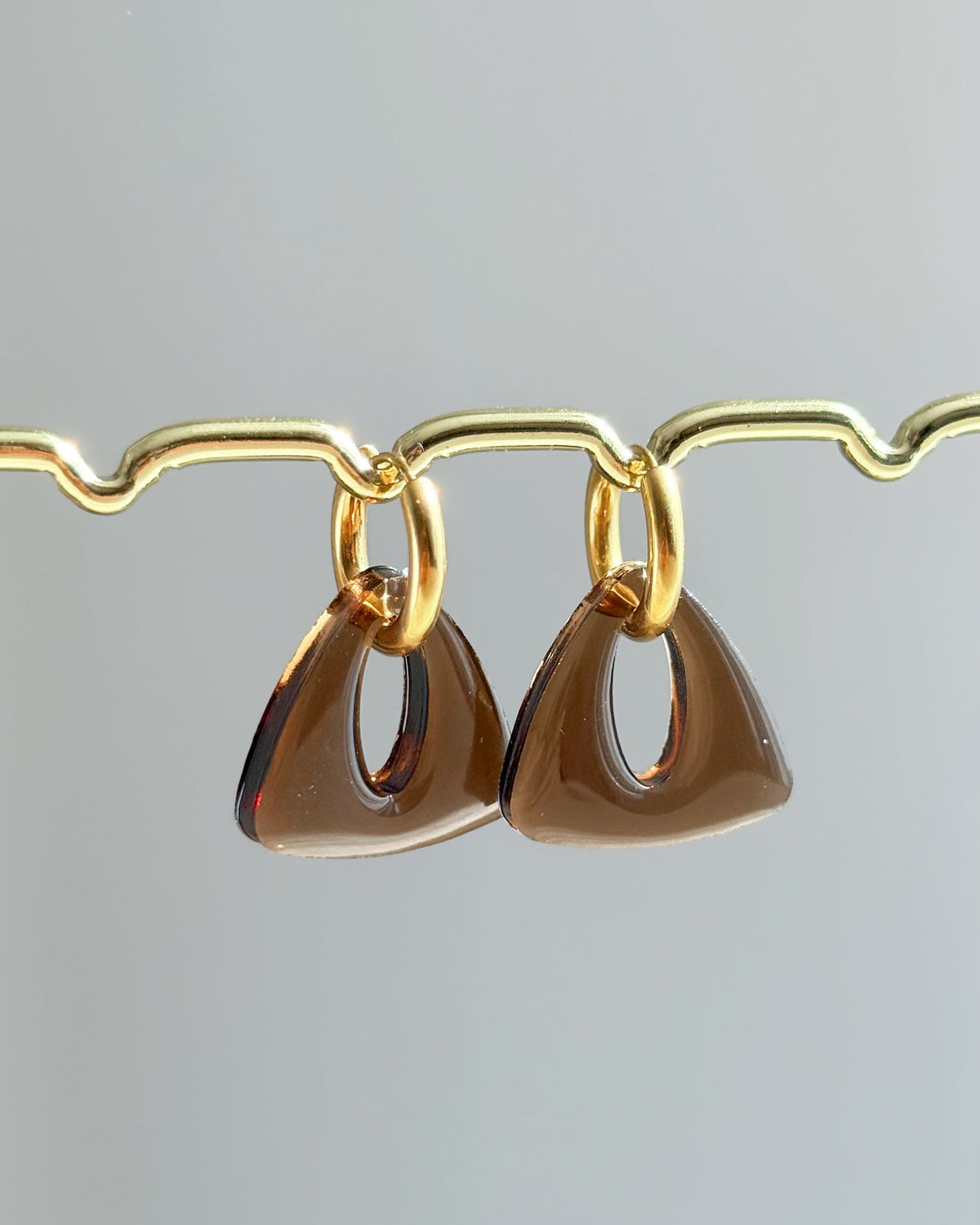 Créoles triangles - marron transparent