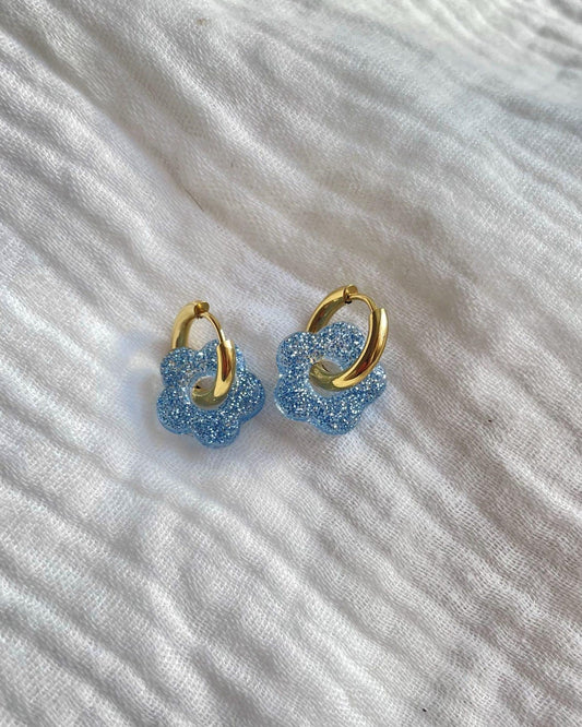 Créoles petites fleurs - bleu ciel