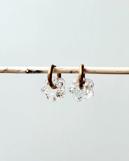 Créoles petites fleurs - blanc polaire