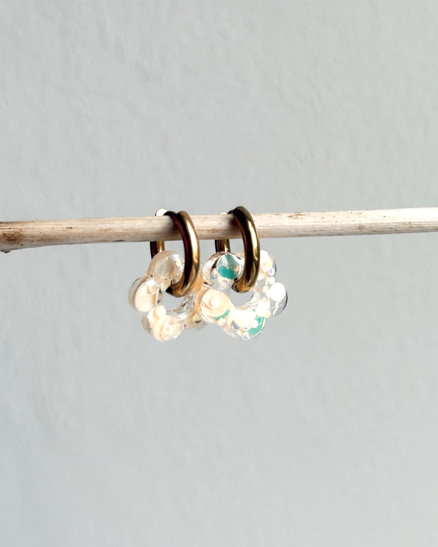 Créoles petites fleurs - beige pop