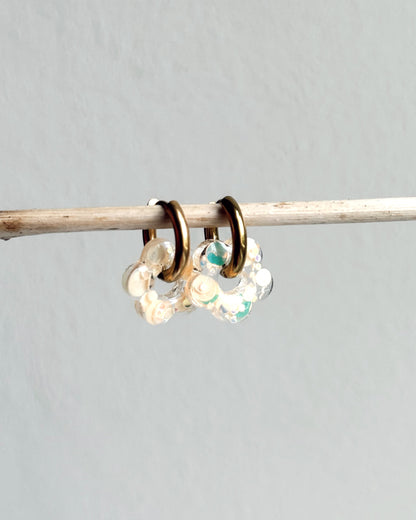 Créoles petites fleurs - beige pop