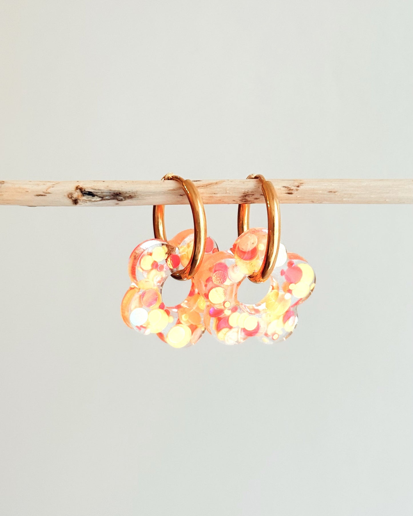 Créoles MOYENNES fleurs - rouge pop