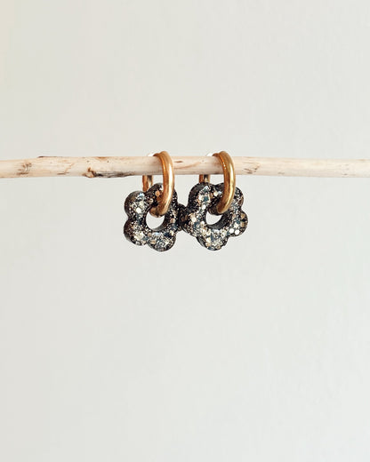 Créoles petites fleurs - noir doré