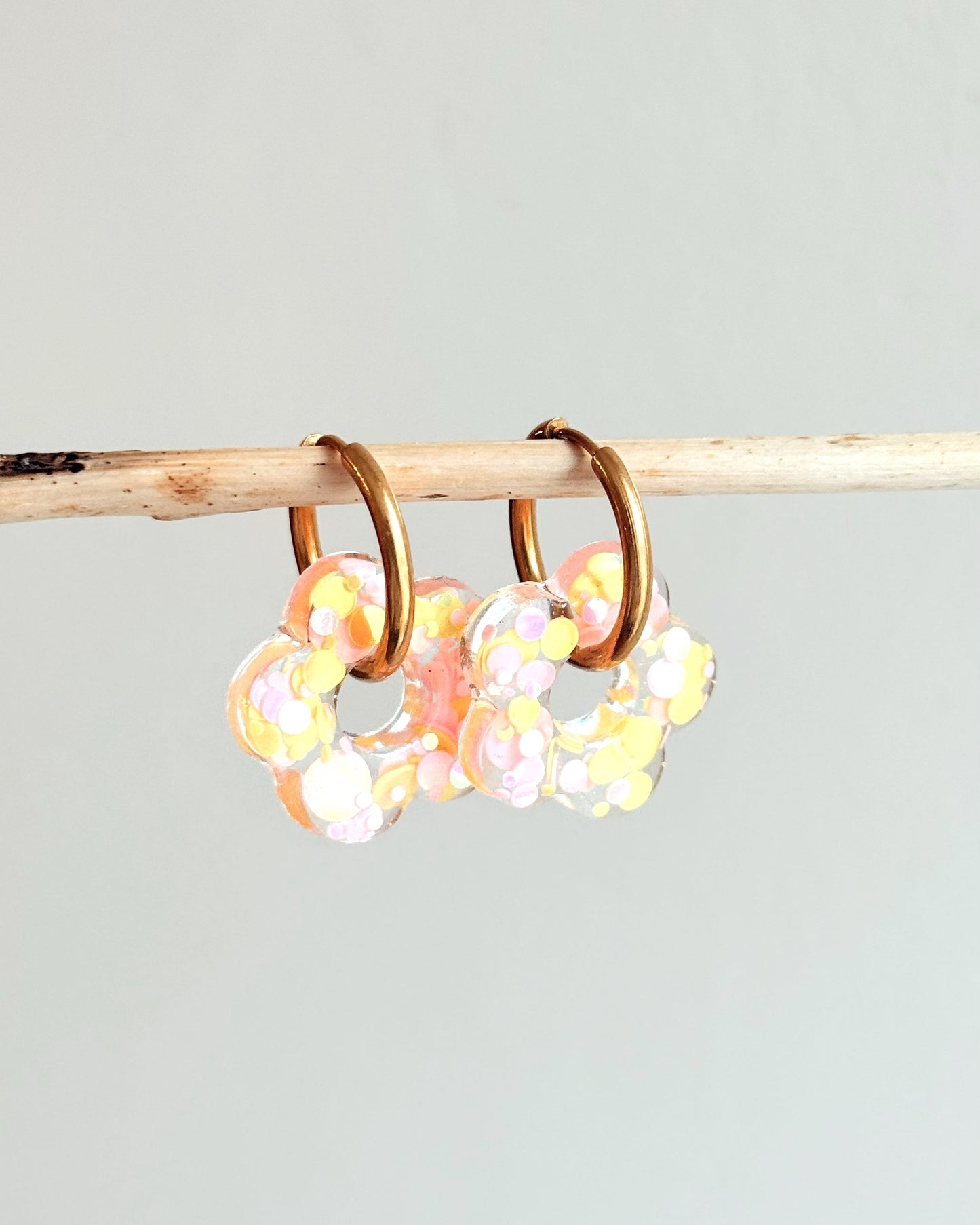 Créoles MOYENNES fleurs - rose pop