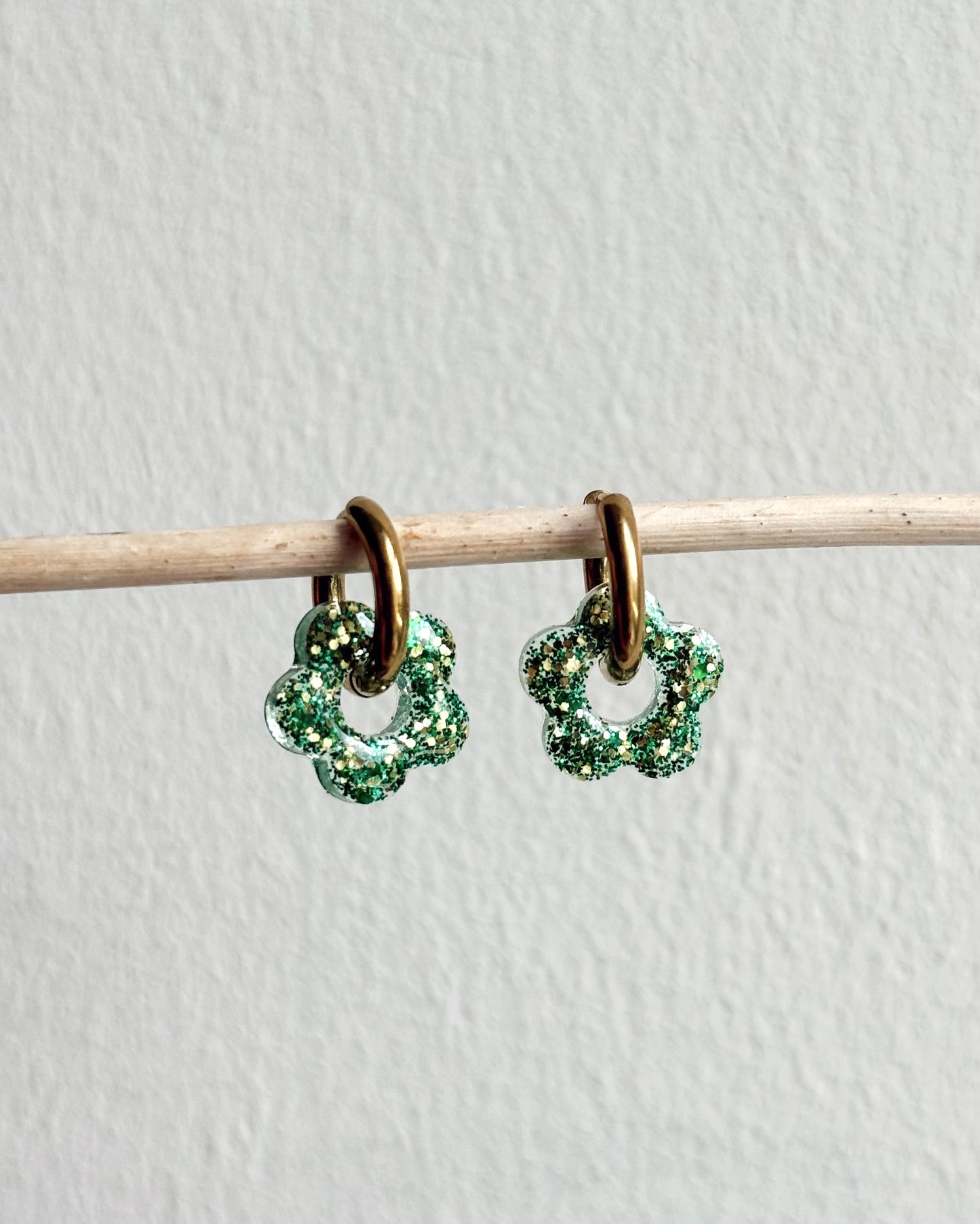 Créoles petites fleurs - verte pailletée