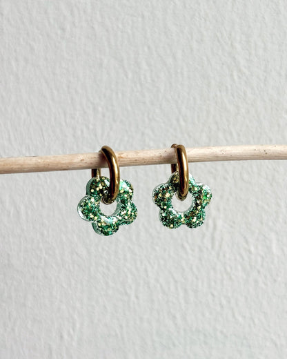 Créoles petites fleurs - verte pailletée