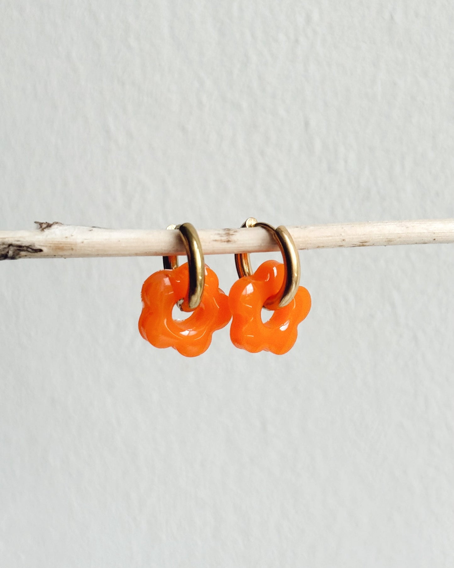 Créoles petites fleurs - orange pop