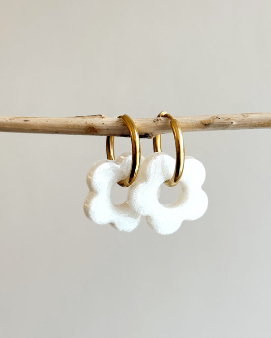 Créoles MOYENNES fleurs - blanche nacrée