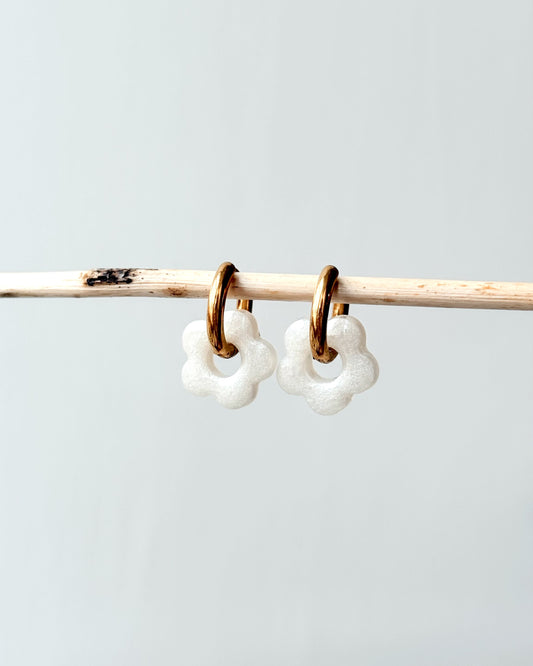 Créoles petites fleurs - blanc nacré